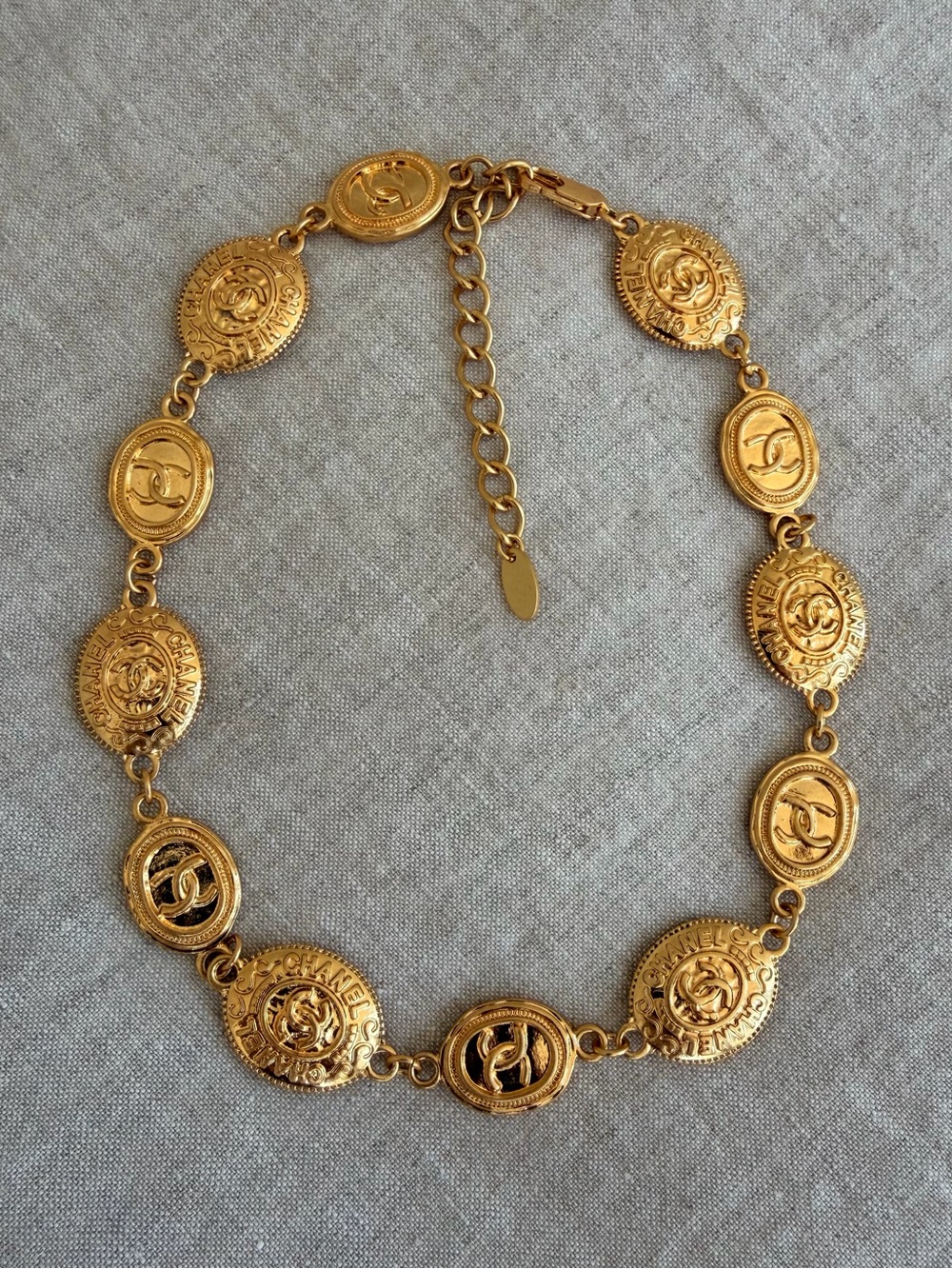 ✨Vintage CHANEL Gold-Tone Coin Link Choker Necklace✨